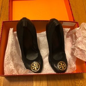 Caroline 2 Tory Burch elastic wedges